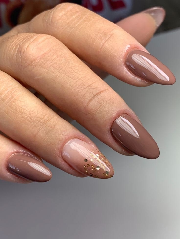 Unhas amendoadas em marrom com acento de glitter dourado